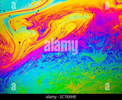 Coloful arc-en-ciel psychédélique résumé motif sur la surface de la bulle de savon. Prise de vue macro pour le design Banque D'Images