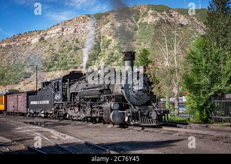 Durango, CO / USA – 13 août 2012 : moteur de locomotion ferroviaire à voie étroite Durango et Silverton numéro 480 au dépôt de Durango, Colorado. Banque D'Images