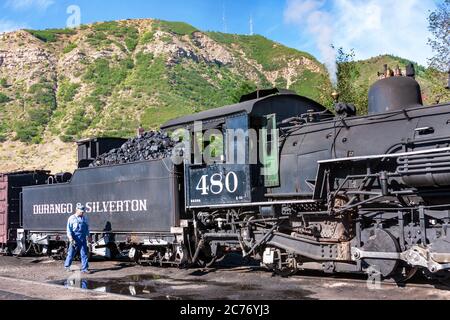 Durango, CO / USA – 13 août 2012 : Durango et Silverton Narrow Gauge Railroad locomotion numéro 480 avec un ingénieur au dépôt de Durango, Colorado Banque D'Images