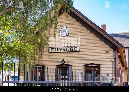 Durango, CO / USA – 13 août 2012 : dépôt en bois du chemin de fer à voie étroite Durango et Silverton situé à Durango, Colorado. Banque D'Images