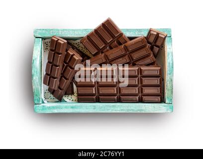 barres de chocolat dans une boîte verte isolée sur fond blanc Banque D'Images