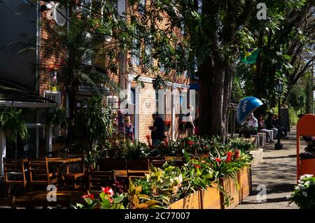 Le trottoir entouré de végétation verte et de plantes dans des vases près de Casa Bela - boutique de cadeaux à la rue Doria Vasconcelos. Banque D'Images