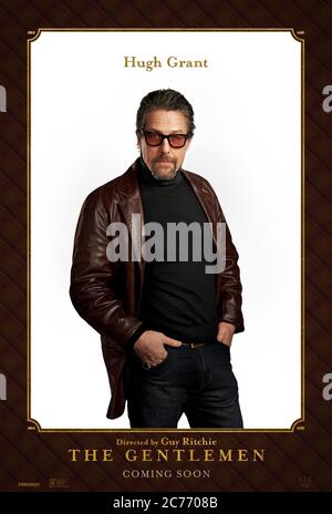 Les messieurs (2019), dirigé par Guy Ritchie, et portant Hugh Grant comme Fletcher le journaliste tabloïd. Banque D'Images