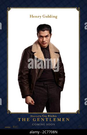 Les messieurs (2019), dirigé par Guy Ritchie et mettant en vedette Henry Golding comme œil sec Banque D'Images