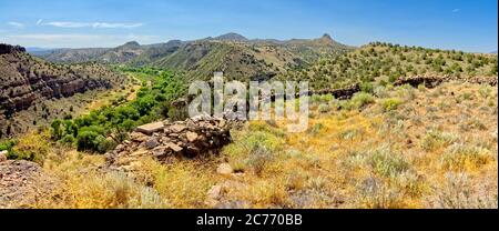 Paysage de la zone sauvage de la rivière Verde supérieure d'une ancienne forteresse en ruine près de Paulden, Arizona, États-Unis Banque D'Images