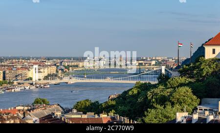 Ponts enjambant le Danube dans le centre de Budapest lors d'une journée d'été claire Banque D'Images