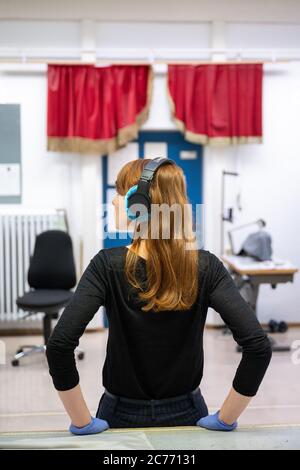 Stuttgart, Allemagne. 13 juillet 2020. Un employé du théâtre est debout dans un atelier lors du cours de théâtre 'Black Box - Phantom Theatre for one' au Schauspielhaus Stuttgart. Au cours de la visite du théâtre, le public visite différentes salles de la salle de jeux. Credit: Sebastian Gollnow/dpa/Alay Live News Banque D'Images