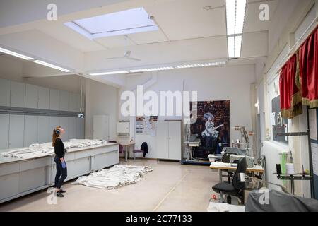 Stuttgart, Allemagne. 13 juillet 2020. Un employé du théâtre est debout dans un atelier lors du cours de théâtre 'Black Box - Phantom Theatre for one' au Schauspielhaus Stuttgart. Au cours de la visite du théâtre, le public visite différentes salles de la salle de jeux. Credit: Sebastian Gollnow/dpa/Alay Live News Banque D'Images