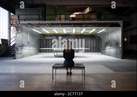 Stuttgart, Allemagne. 13 juillet 2020. Un employé du théâtre est assis dans un atelier lors du cours de théâtre 'Black Box - Phantom Theatre for one' au Schauspielhaus Stuttgart. Au cours de la visite du théâtre, le public visite différentes salles de la salle de jeux. Credit: Sebastian Gollnow/dpa/Alay Live News Banque D'Images