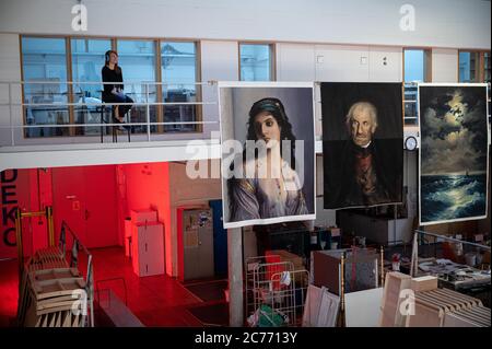 Stuttgart, Allemagne. 13 juillet 2020. Un employé du théâtre est assis dans la salle de peinture pendant le cours de théâtre 'Black Box - Phantom Theatre for one' au Schauspielhaus Stuttgart. Au cours de la visite du théâtre, le public visite différentes salles de la salle de jeux. Credit: Sebastian Gollnow/dpa/Alay Live News Banque D'Images