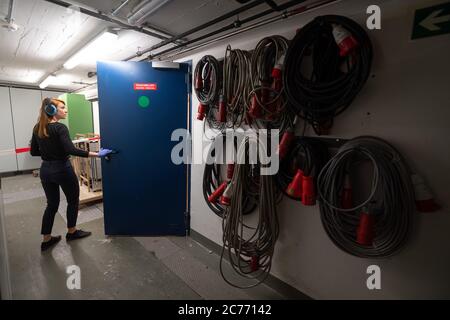 Stuttgart, Allemagne. 13 juillet 2020. Un membre du personnel du théâtre passe devant les câbles pendant le cours de théâtre « Black Box - Phantom Theatre for One person » au Schauspielhaus Stuttgart. Au cours de la visite du théâtre, le public visite différentes salles de la salle de jeux. Credit: Sebastian Gollnow/dpa/Alay Live News Banque D'Images