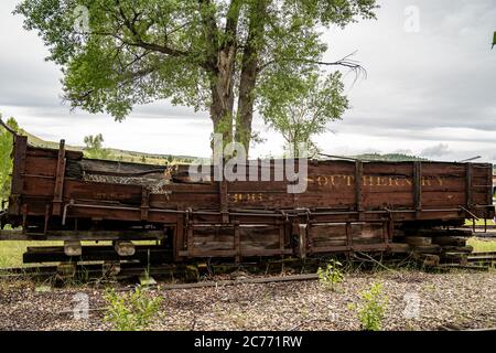 Nevada City, Montana - 29 juin 2020 : ancien wagon de chemin de fer abandonné et en décomposition dans la ville fantôme Banque D'Images