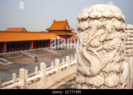 Une vue sur les ornements en marbre blanc chinois et les détails artistiques des villes comme le finial de dragon et les balustrades dans la Cité interdite à Beijing Banque D'Images