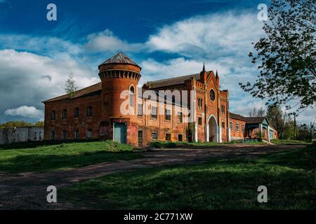 Ancien manoir abandonné en ruines de style gothique avec vitraux fenêtre Banque D'Images