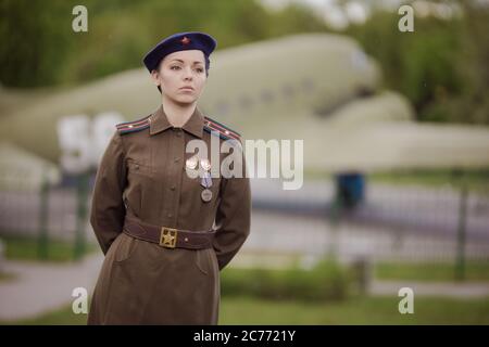 Une jeune pilote féminine en uniforme de pilotes de l'armée soviétique pendant la Seconde Guerre mondiale Chemise militaire avec bretelles d'un major et d'un béret. Contre Banque D'Images