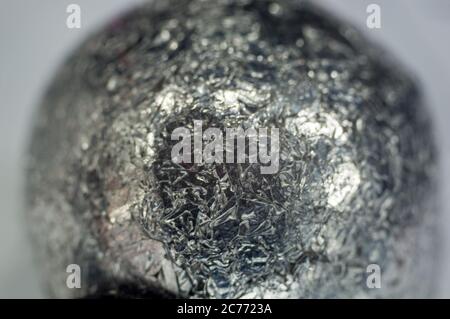 Vue technique abstraite inhabituelle de la boule en aluminium froissée, gros plan, macro photographie Banque D'Images