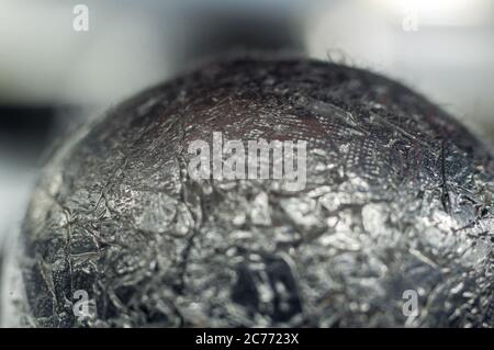 Vue technique abstraite inhabituelle de la boule en aluminium froissée, gros plan, macro photographie Banque D'Images