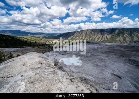 Vue depuis les terrasses de la partie supérieure de Mammtoh Hot Springs dans le parc national de Yellowstone, vue sur la ville Banque D'Images
