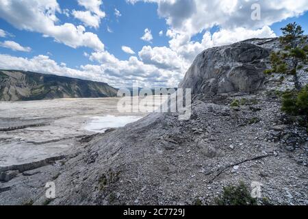 Vue depuis les terrasses du haut sources thermales géothermiques dans les sources thermales de Mammtoh dans le parc national de Yellowstone Banque D'Images