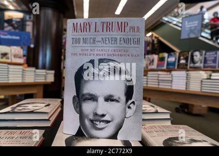 New York, NY - 14 juillet 2020 : le nouveau livre de Mary Trump sur le président américain Donald Trump est exposé au magasin Barnes & Noble de Broadway à Manhattan Banque D'Images