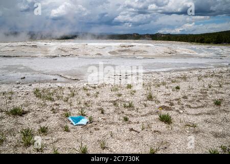 Masque de protection jeté dans les pots de peinture de fontaine geysers et les caractéristiques géothermiques du bassin inférieur de geyser dans le parc national de Yellowstone Banque D'Images