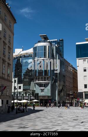 VIENNE, AUTRICHE - 02 JUILLET 2020 : célèbre Haas Haus, bâtiment moderne conçu par Hans Hollein dans la ville intérieure de Vienne en Autriche Banque D'Images