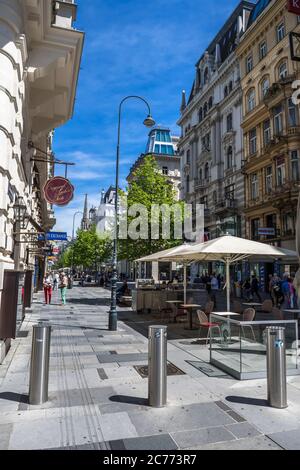 VIENNE, AUTRICHE - 02 JUILLET 2020 : célèbre boulevard Kaerntner Strasse avec ses magasins et ses promenades dans la ville intérieure de Vienne en Autriche Banque D'Images