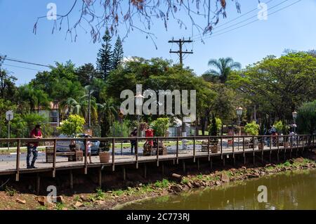 Le pont de l'Amour (Deck do Amor) sur la place Vitoria Regia, au lac Vitoria Regia. Place située dans la rue Alameda Mauricio de Nasau. Banque D'Images