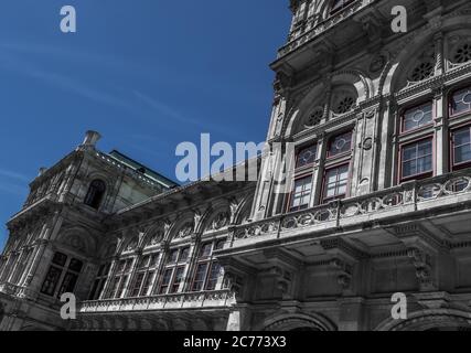 Vue latérale de l'Opéra national de Vienne en Autriche Banque D'Images