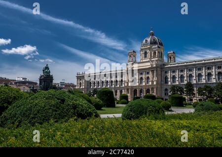 Bâtiment historique du Musée d'Histoire naturelle sous la Sculpture et le Mémorial de l'impératrice Maria Theresia dans la ville intérieure de Vienne, Autriche Banque D'Images