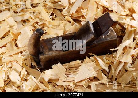 beaucoup de copeaux de bois frais et une ancienne planeuse Banque D'Images