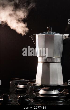 Moka Pot à la vapeur sur un poêle à gaz Banque D'Images