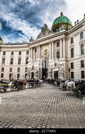 Résidence des présidents, Wiener Hofburg, avec chevaux et entraîneurs de Fiaker dans la ville intérieure de Vienne en Autriche Banque D'Images