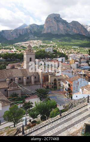 Village de Polop de Marina avec église et montagne rocheuse, Costa Blanca, Espagne Banque D'Images