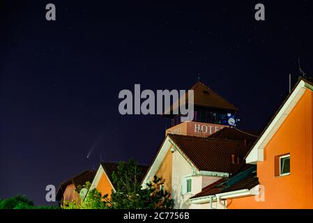 Nupaky, République tchèque - 15 juillet 2020. C/2020 F3 (NEOWISE) comet ci-dessus hôtel en République Tchèque - million d'étoiles hôtel Banque D'Images