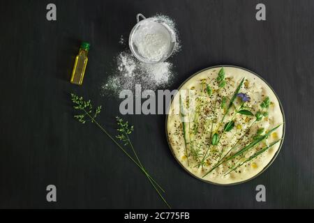 Préparer un pain plat de jardin avec des fleurs sauvages, des herbes et des herbes Banque D'Images