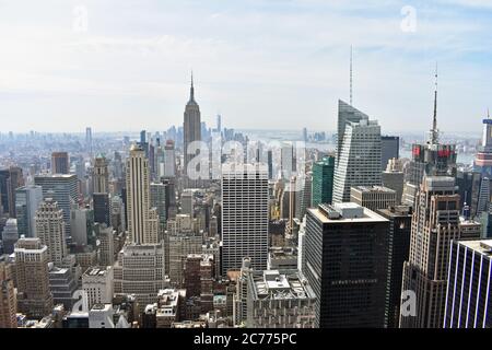 Une vue panoramique depuis le Top of the Rock de New York, vers le sud, vers le centre-ville, le World Trade Center, les gratte-ciel de Time Square et l'Empire State Building. Banque D'Images