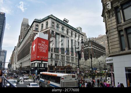 En regardant Macy's Department Store de l'autre côté de l'intersection à 34e rue et 6e Avenue, Herald Square. La circulation et les piétons sont en alerte. Banque D'Images