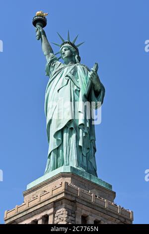 La Statue de la liberté sur Liberty Island, Manhattan, New York. Une journée claire avec le ciel bleu. Banque D'Images