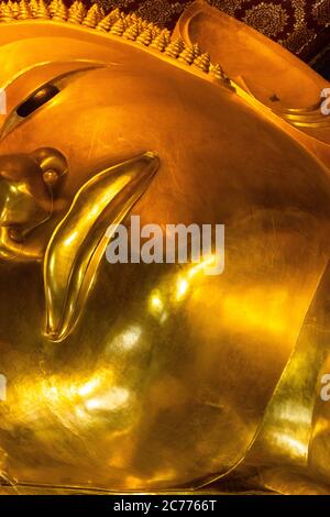 Bangkok, THAÏLANDE, 10 JANVIER 2020: Grande statue dorée du Bouddha RecDoubing Banque D'Images