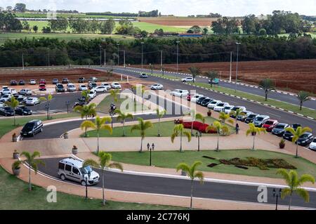 Vue depuis la terrasse panoramique du Moulin des peuples Unis (Moinho Povos Unidos) du beau jardin et de la route d'accès au centre de congrès à proximité. Banque D'Images