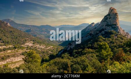 Un paysage spectaculaire dans les Dentelles de Montmirail, une belle chaîne de rochers dans la région du Vaucluse en Provence, France, Banque D'Images