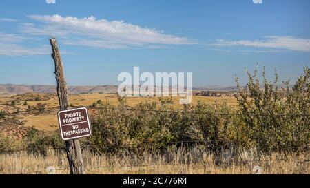 Propriété privée, pas de panneau d'intrusion sur la clôture barbelée en treillis métallique aux contreforts du Colorado, paysage d'automne Banque D'Images