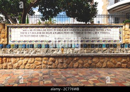 Carreaux Espagnols Dans Une Cour Publique En Plein Air A Valence Espagne Representant Des Fleurs Des Fruits Y Compris Les Raisins Les Melons Et Les Oranges Un Oiseau Et Dragonfl Photo