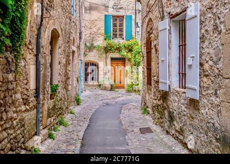 Une ruelle pittoresque traversant la région médiévale de Vaison la Romaine, village de la région du Vaucluse en Provence. Banque D'Images