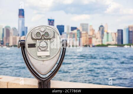 New York City tourisme voyage fond icône touristique - à pièces de la tour binoculaire spectateur avec vue sur l'horizon en été. Destination États-Unis Banque D'Images