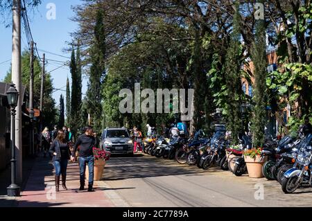 La rue Doria Vasconcelos se bousroulant le matin tandis que la journée se poursuit avec une augmentation de véhicules garés et de personnes marchant autour. Banque D'Images