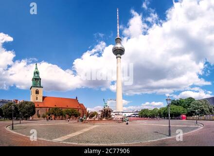 Berlin, Allemagne, 06/14/2020: Vue sur la tour de télévision, la Marienkirche et la fontaine Neptune à Berlin Mitte, Allemagne Banque D'Images