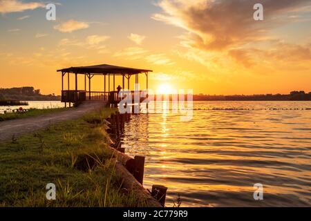 Magnifique coucher de soleil au lac de Pateira de Fermentelos au Portugal, vue de Pateira de Espinhel avec le point de vue en premier plan. Banque D'Images