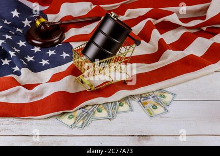 Pétrole du baril noir de pétrole de cent dollars américains facture un drapeau dans les Etats-Unis de cour de marteau juge en bois shooms Banque D'Images